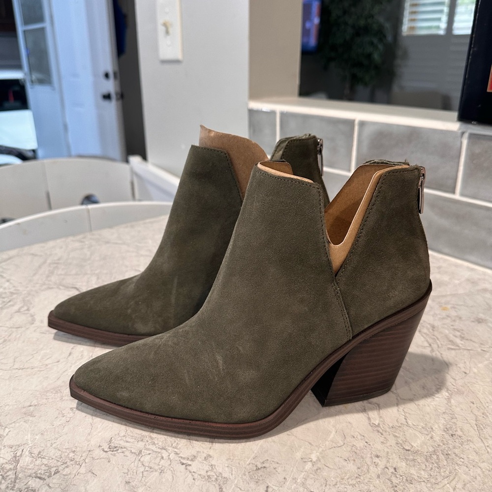 Vince Camuto Gigietta Suede Bootie Dark Green NWOB